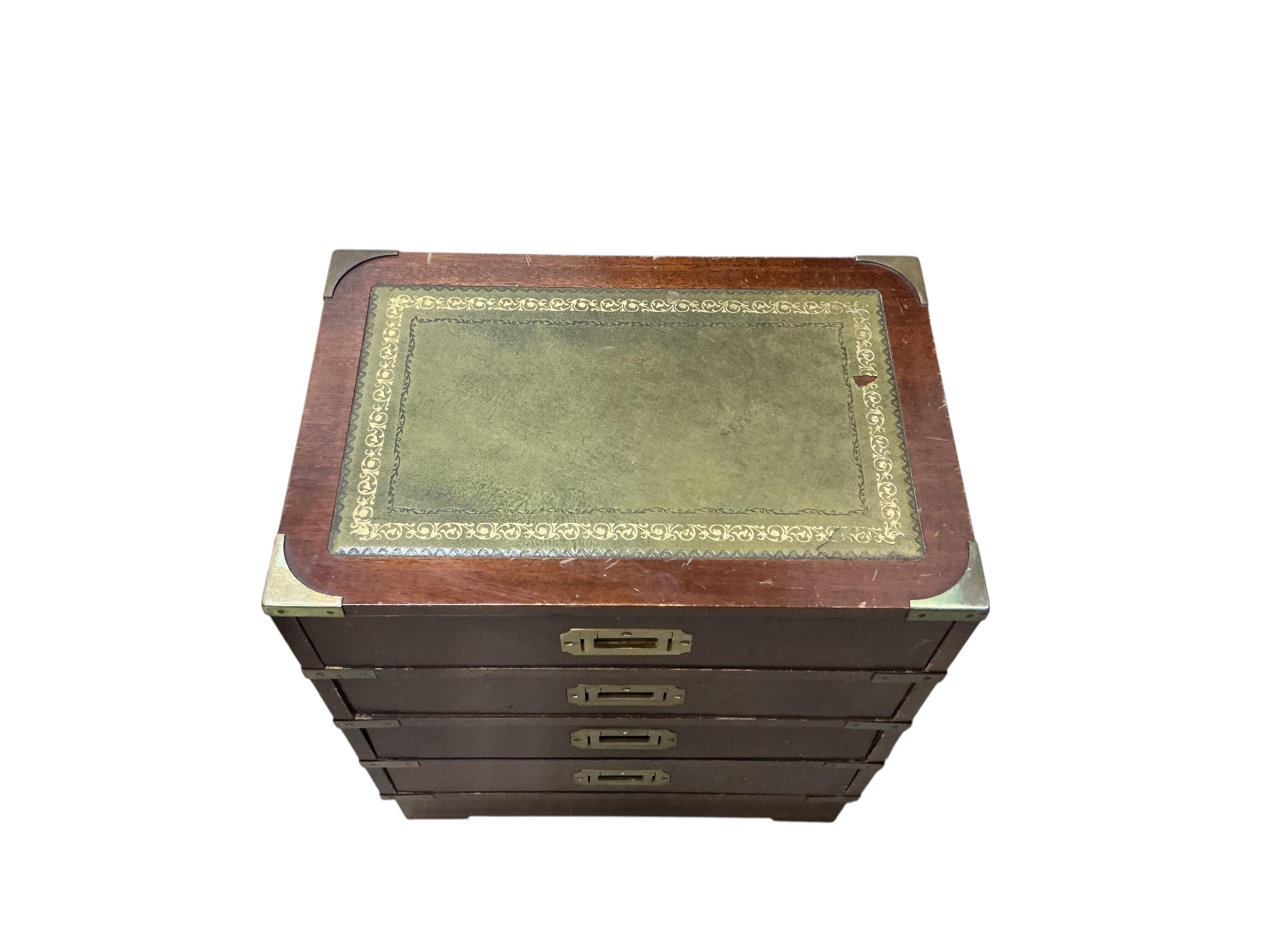 A reproduction military style brass mounted rectangular mahogany display table with hinged glazed top, width 99cm, depth 59cm, height 47cm together with a pair of similar bedside chests